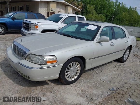 2004 Lincoln Town Car Ultimate z VIN 1LNHM83W64Y683461, wystawiony jako IAAI lot #42393678 z przebiegiem 145 841 mil mil oraz . Historia ofert i sprzedaży dostępna na DreamBid. Obrazek 2.