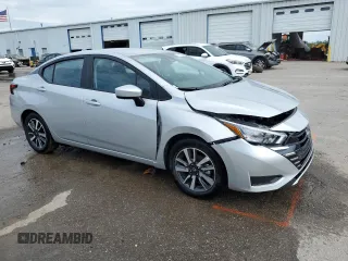 2025 Nissan Versa SV с VIN 3N1CN8EV1SL826950, выставлен на аукционе Copart как лот 60200755 с пробегом 5 757 миль миль и Чистый • Clean title. История ставок и продаж доступна на DreamBid. Изображение 4.
