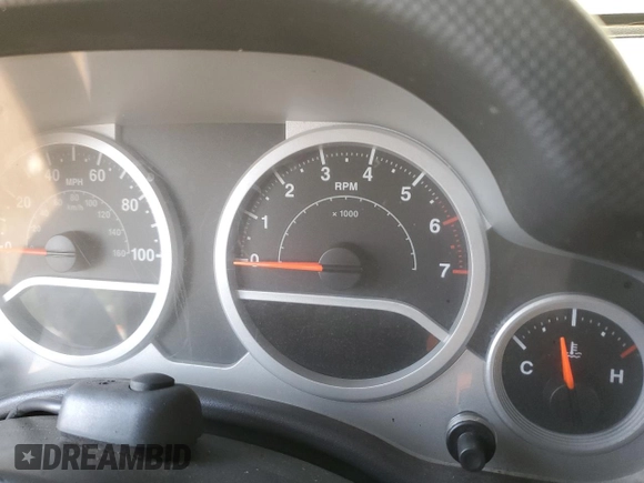 2007 Jeep Wrangler Unlimited Sahara z VIN 1J8GB59107L203053, wystawiony jako Copart lot #66549364 z przebiegiem Nie podano mil oraz Szkoda całkowita • Salvage title. Historia ofert i sprzedaży dostępna na DreamBid. Obrazek 9.