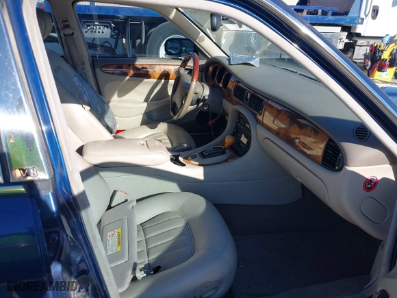 2000 Jaguar XJ with VIN SAJDA14C4YLF16529, listed as a IAAI auction lot 41387819 with 90,143 mi miles. Bid and sale history available at carsss.com. Image 5.