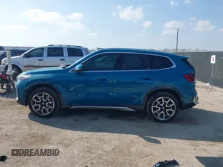 2025 BMW X1 xDrive28i z VIN WBX73EF04S5082009, wystawiony jako IAAI lot #41511596 z przebiegiem 3 561 mil mil oraz . Historia ofert i sprzedaży dostępna na DreamBid. Obrazek 14.