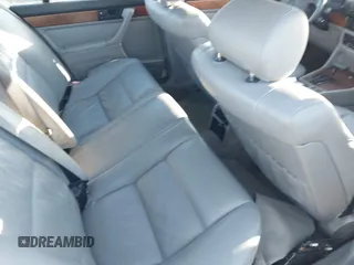 1988 BMW 7 Series z VIN WBAGB4318J3209844, wystawiony jako IAAI lot #42133230 z przebiegiem Nie podano mil oraz . Historia ofert i sprzedaży dostępna na DreamBid. Obrazek 8.