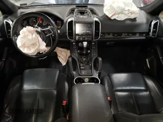 2015 Porsche Cayenne Diesel z VIN WP1AF2A24FLA35760, wystawiony jako Copart lot #43628215 z przebiegiem 162 980 mil mil oraz Szkoda całkowita • Salvage title. Historia ofert i sprzedaży dostępna na DreamBid. Obrazek 8.