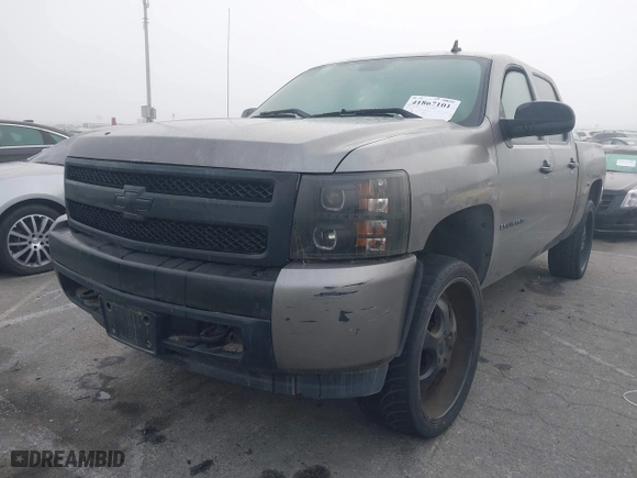 2007 Chevrolet Silverado 1500 LT w/1LT with VIN 2GCEC13C971586267, listed as a IAAI auction lot 41867101 with 181,925 mi miles. Bid and sale history available at carsss.com. Image 2.