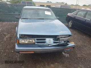 1991 Oldsmobile Delta z VIN 1G3HN54C6M1809377, wystawiony jako IAAI lot #42275221 z przebiegiem 139 509 mil mil oraz . Historia ofert i sprzedaży dostępna na DreamBid. Obrazek 12.
