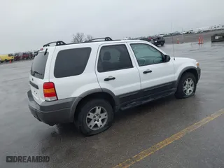 2005 Ford Escape XLT with VIN 1FMYU93125KA69876, listed as a IAAI auction lot 41923043 with 186,306 mi miles. Bid and sale history available at carsss.com. Image 4.