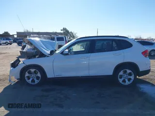 2015 BMW X1 sDrive28i z VIN WBAVM1C50FVZ94553, wystawiony jako IAAI lot #41321995 z przebiegiem Nie podano mil oraz . Historia ofert i sprzedaży dostępna na DreamBid. Obrazek 15.