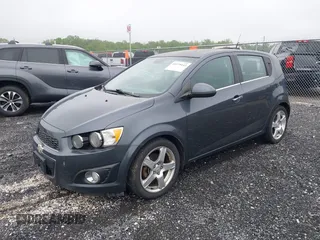2013 Chevrolet Sonic LTZ z VIN 1G1JE6SH8D4172635, wystawiony jako IAAI lot #42279142 z przebiegiem 140 771 mil mil oraz . Historia ofert i sprzedaży dostępna na DreamBid. Obrazek 2.
