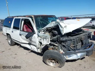 1996 GMC Suburban with VIN 1GDEC16R8TJ738647, listed as a IAAI auction lot 41688543 with 216,078 mi miles. Bid and sale history available at carsss.com. Image 1.