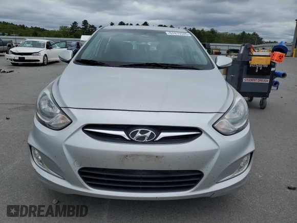 2013 Hyundai Accent SE z VIN KMHCU5AE2DU118005, wystawiony jako Copart lot #57415595 z przebiegiem 123 865 mil mil oraz Czysty tytuł • Clean title. Historia ofert i sprzedaży dostępna na DreamBid. Obrazek 5.