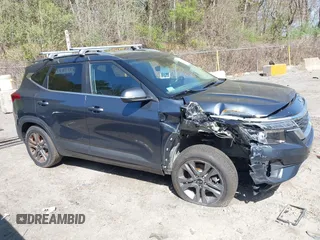 2021 Kia Seltos S z VIN KNDEUCAA7M7170551, wystawiony jako IAAI lot #42112245 z przebiegiem 50 300 mil mil oraz . Historia ofert i sprzedaży dostępna na DreamBid. Obrazek 13.