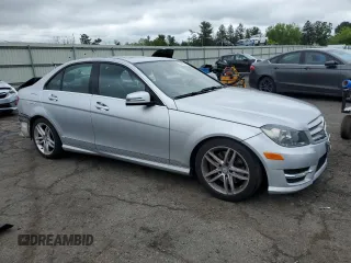 2013 Mercedes-Benz C 300 Sport z VIN WDDGF8AB9DR283386, wystawiony jako Copart lot #58867615 z przebiegiem 117 572 mil mil oraz Szkoda całkowita • Salvage title. Historia ofert i sprzedaży dostępna na DreamBid. Obrazek 4.