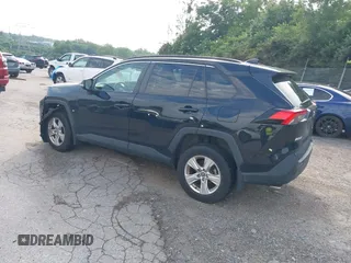 2021 Toyota RAV4 XLE with VIN 2T3P1RFV5MW228015, listed as a IAAI auction lot 42613804 with 28,028 mi miles and . Bid and sale history available at DreamBid. Image 3.