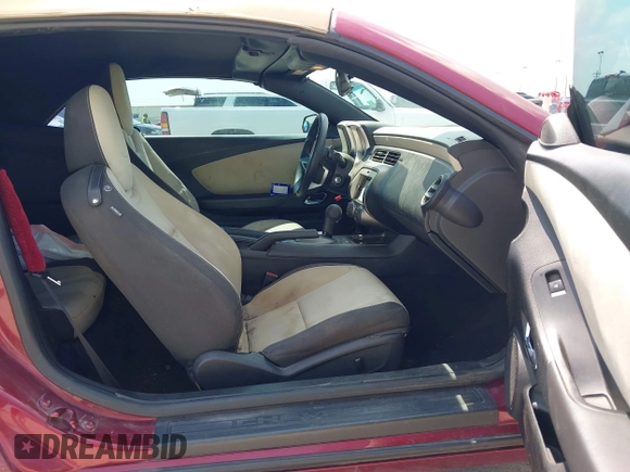 2011 Chevrolet Camaro 1LT z VIN 2G1FB3DD7B9171493, wystawiony jako IAAI lot #42296594 z przebiegiem 211 741 mil mil oraz . Historia ofert i sprzedaży dostępna na DreamBid. Obrazek 5.