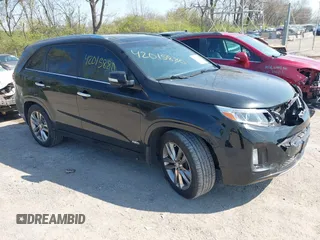 2014 Kia Sorento SX z VIN 5XYKWDA70EG455636, wystawiony jako IAAI lot #42015880 z przebiegiem 211 075 mil mil oraz . Historia ofert i sprzedaży dostępna na DreamBid. Obrazek 1.
