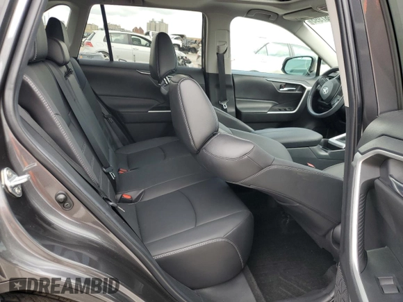 2021 Toyota RAV4 XLE Premium z VIN 2T3C1RFV2MC169635, wystawiony jako Copart lot #60987995 z przebiegiem Nie podano mil oraz Szkoda całkowita • Salvage title. Historia ofert i sprzedaży dostępna na DreamBid. Obrazek 11.