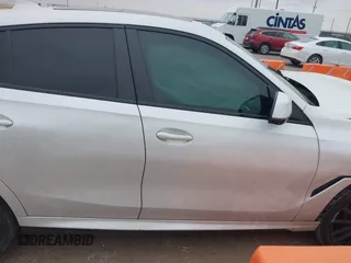 2021 BMW X6 M50i z VIN 5UXCY8C01M9E51506, wystawiony jako IAAI lot #41538726 z przebiegiem Nie podano mil oraz . Historia ofert i sprzedaży dostępna na DreamBid. Obrazek 13.