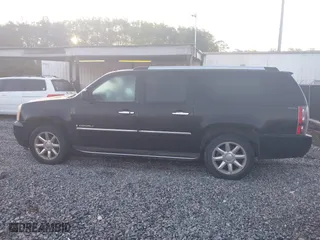 2009 GMC Yukon XL Denali with VIN 1GKFK06269R221158, listed as a IAAI auction lot 41988968 with 270,859 mi miles. Bid and sale history available at carsss.com. Image 14.