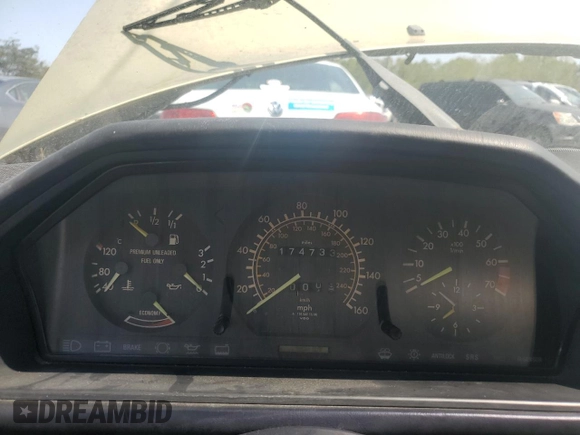 1987 Mercedes-Benz 300 E z VIN WDBEA30D4HA511061, wystawiony jako Copart lot #70599034 z przebiegiem 174 733 mil mil oraz Nie do naprawy • Non repairable. Historia ofert i sprzedaży dostępna na DreamBid. Obrazek 9.