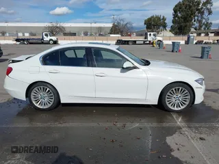 2015 BMW 3 Series 328i xDrive z VIN WBA3B3C59FJ983793, wystawiony jako IAAI lot #41667510 z przebiegiem 113 429 mil mil oraz . Historia ofert i sprzedaży dostępna na DreamBid. Obrazek 13.