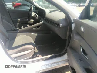 2024 Hyundai Elantra SEL z VIN KMHLM4DG8RU678626, wystawiony jako IAAI lot #42794258 z przebiegiem 53 871 mil mil oraz . Historia ofert i sprzedaży dostępna na DreamBid. Obrazek 5.