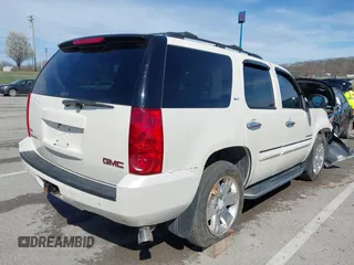 2008 GMC Yukon SLT w/4SB with VIN 1GKFK13078R209074, listed as a IAAI auction lot 41869070 with 180,950 mi miles. Bid and sale history available at carsss.com. Image 4.