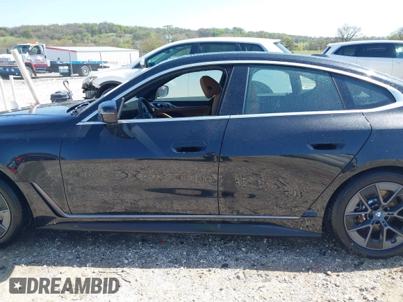 2024 BMW i4 xDrive40 z VIN WBY83FB05RFS37070, wystawiony jako IAAI lot #41975207 z przebiegiem 8 304 mil mil oraz . Historia ofert i sprzedaży dostępna na DreamBid. Obrazek 15.