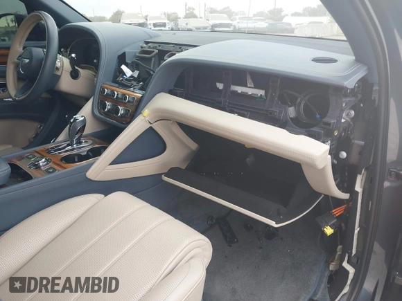 2021 Bentley Bentayga V8 z VIN SJAAM2ZV5MC038171, wystawiony jako IAAI lot #42057762 z przebiegiem 25 973 mil mil oraz . Historia ofert i sprzedaży dostępna na DreamBid. Obrazek 17.