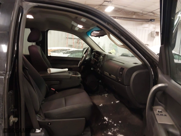 2010 Chevrolet Silverado 1500 LT with VIN 1GCSKSE33AZ150361, listed as a IAAI auction lot 41589213 with 197,263 mi miles. Bid and sale history available at carsss.com. Image 5.