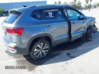 2024 Volkswagen Taos SE z VIN 3VVEX7B20RM075155, wystawiony jako IAAI lot #41709198 z przebiegiem 4 810 mil mil oraz . Historia ofert i sprzedaży dostępna na DreamBid. Obrazek 4.