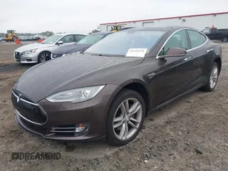 2013 Tesla Model S с VIN 5YJSA1CG0DFP14013, выставлен на аукционе IAAI как лот 42352134 с пробегом 99 996 миль миль и . История ставок и продаж доступна на DreamBid. Изображение 17.