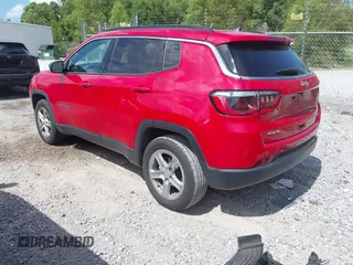 2024 Jeep Compass Latitude z VIN 3C4NJDBN8RT603717, wystawiony jako IAAI lot #42732757 z przebiegiem 44 629 mil mil oraz . Historia ofert i sprzedaży dostępna na DreamBid. Obrazek 3.