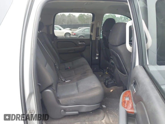 2010 Chevrolet Suburban Commercial with VIN 1GNUKHE30AR186320, listed as a IAAI auction lot 41544991 with 216,037 mi miles and . Bid and sale history available at DreamBid. Image 8.