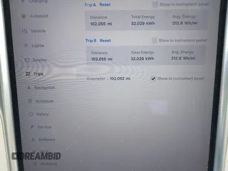 2018 Tesla Model S 75D z VIN 5YJSA1E28JF247985, wystawiony jako IAAI lot #42116586 z przebiegiem 102 062 mil mil oraz . Historia ofert i sprzedaży dostępna na DreamBid. Obrazek 15.