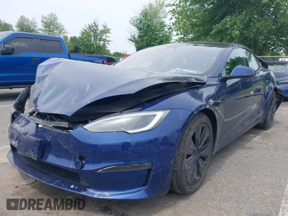 2022 Tesla Model S z VIN 5YJSA1E55NF493604, wystawiony jako IAAI lot #42503731 z przebiegiem 37 961 mil mil oraz . Historia ofert i sprzedaży dostępna na DreamBid. Obrazek 2.