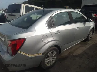 2014 Chevrolet Sonic LT z VIN 1G1JC5SH3E4178750, wystawiony jako IAAI lot #37660997 z przebiegiem 187 073 mil mil oraz . Historia ofert i sprzedaży dostępna na DreamBid. Obrazek 4.