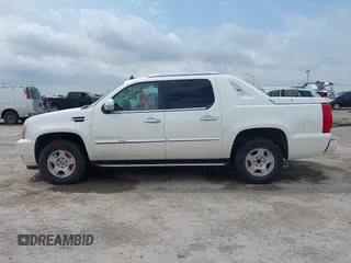 2010 Cadillac Escalade EXT z VIN 3GYVKLEF4AG171775, wystawiony jako IAAI lot #42413511 z przebiegiem Nie podano mil oraz . Historia ofert i sprzedaży dostępna na DreamBid. Obrazek 14.