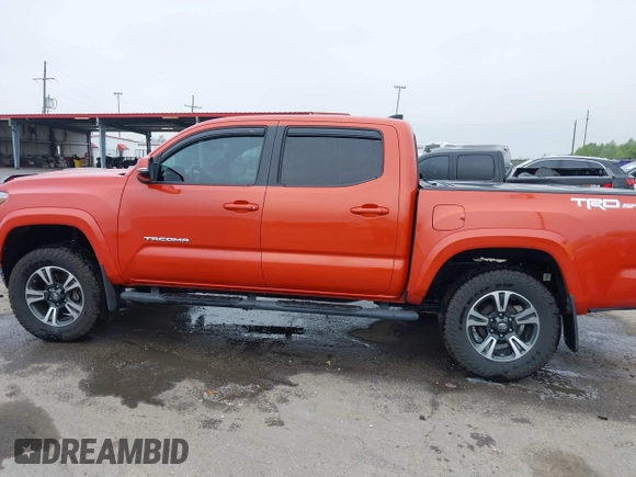 2017 Toyota Tacoma SR5 z VIN 5TFAZ5CN3HX050456, wystawiony jako IAAI lot #41919025 z przebiegiem 131 562 mil mil oraz . Historia ofert i sprzedaży dostępna na DreamBid. Obrazek 14.