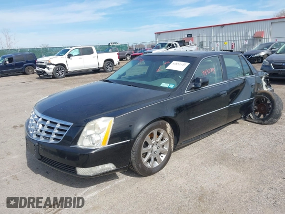 2011 Cadillac DTS Luxury Collection z VIN 1G6KD5E68BU125706, wystawiony jako IAAI lot #41832715 z przebiegiem 103 017 mil mil oraz . Historia ofert i sprzedaży dostępna na DreamBid. Obrazek 2.