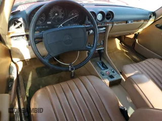 1987 Mercedes-Benz 560 SL z VIN WDBBA48D3HA066423, wystawiony jako Copart lot #57629115 z przebiegiem 75 756 mil mil oraz Tytuł czysty. Historia ofert i sprzedaży dostępna na DreamBid. Obrazek 8.