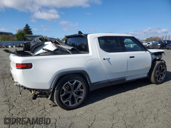 2022 Rivian R1T Launch Edition with VIN 7FCTGAAL7NN005563, listed as a Copart auction lot 47476365 with 39,805 mi miles and Salvage Title. Bid and sale history available at DreamBid. Image 3.