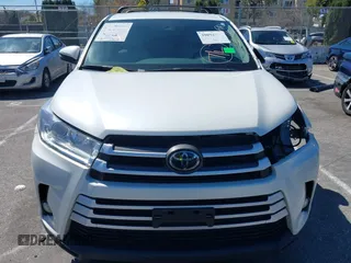 2018 Toyota Highlander LE z VIN 5TDZZRFH2JS278492, wystawiony jako IAAI lot #39094360 z przebiegiem 44 531 mil mil oraz . Historia ofert i sprzedaży dostępna na DreamBid. Obrazek 12.
