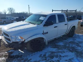 2014 Ram 1500 Express z VIN 1C6RR7KT5ES225661, wystawiony jako IAAI lot #41363288 z przebiegiem 147 841 mil mil oraz . Historia ofert i sprzedaży dostępna na DreamBid. Obrazek 2.