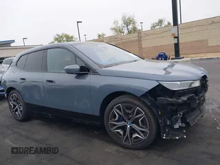 2025 BMW iX xDrive50 z VIN WB523CF07SCT32782, wystawiony jako IAAI lot #42097770 z przebiegiem 3 447 mil mil oraz . Historia ofert i sprzedaży dostępna na DreamBid. Obrazek 14.
