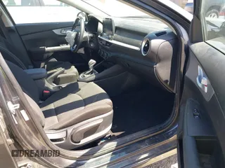 2024 Kia Forte LXS z VIN 3KPF24AD1RE758950, wystawiony jako IAAI lot #42102949 z przebiegiem 17 716 mil mil oraz . Historia ofert i sprzedaży dostępna na DreamBid. Obrazek 5.