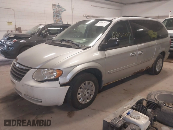 2005 Chrysler Town & Country LX с VIN 2C4GP44RX5R402180, выставлен на аукционе IAAI как лот 42062043 с пробегом 239 327 миль миль и . История ставок и продаж доступна на DreamBid. Изображение 2.