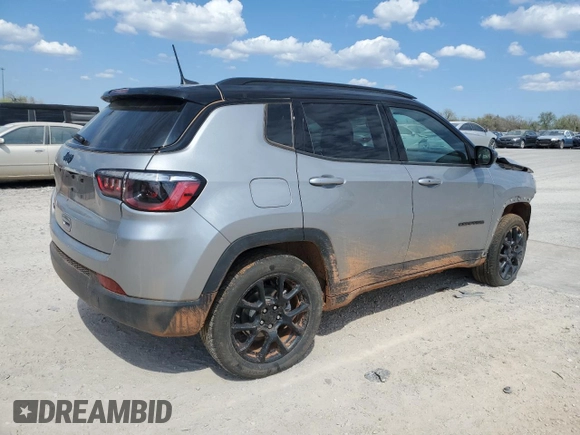 2024 Jeep Compass Latitude z VIN 3C4NJDBN9RT588189, wystawiony jako Copart lot #50189415 z przebiegiem 15 039 mil mil oraz Szkoda całkowita • Salvage title. Historia ofert i sprzedaży dostępna na DreamBid. Obrazek 3.