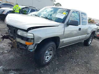 2001 Chevrolet Silverado 1500 LT with VIN 1GCEK19T31Z137434, listed as a IAAI auction lot 41592047 with 246,705 mi miles. Bid and sale history available at carsss.com. Image 2.