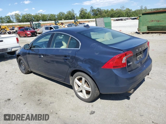 2013 Volvo S60 T5 Premier z VIN YV1612FS6D1228039, wystawiony jako Copart lot #58237355 z przebiegiem 173 884 mil mil oraz Tytuł czysty. Historia ofert i sprzedaży dostępna na DreamBid. Obrazek 2.