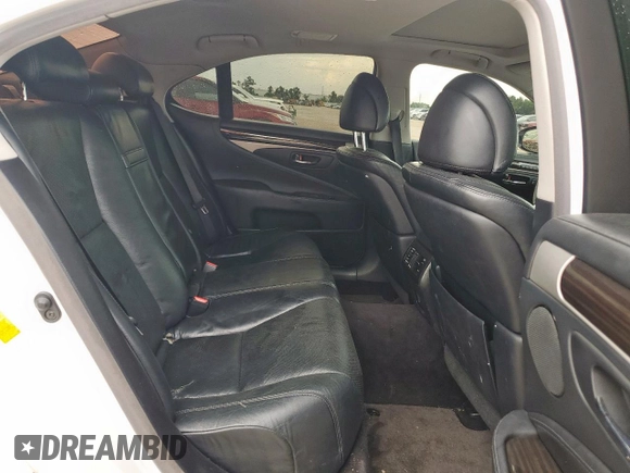2013 Lexus LS 460 z VIN JTHBL5EF9D5119621, wystawiony jako Copart lot #62398715 z przebiegiem 171 472 mil mil oraz Szkoda całkowita • Salvage title. Historia ofert i sprzedaży dostępna na DreamBid. Obrazek 10.